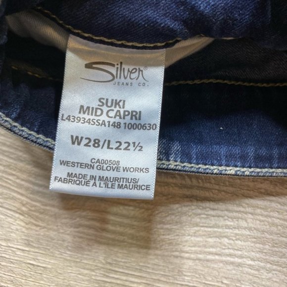 Silver Jeans Suki Mid Capris - Picture 10 of 13
